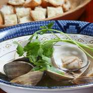 ムール貝でつくるフランスの定番料理を、日本人に親しまれている蛤で再現。添えられたバタールはスープにつけながら、蛤の旨みを余さずいただくことができます。