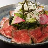 【ZERO】特製のローストビーフをたっぷり!!　食欲そそるごま油の香りと絶妙にマッチします。
