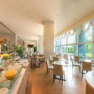 【札幌パークホテル】の1階にある【テラスレストラン　ピアレ】。店内はガラス張りになっており、外に広がる中庭を眺めながら食事をお愉しみいただけます。女子会などにもお薦めです。