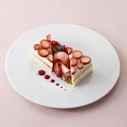 「スイーツセット」では月替わりのテーマのスイーツをお愉しみいただけます。セットドリンクでは世界中で愛されている紅茶「カメリアズティーハウスロンドン」などをご用意いたしております。