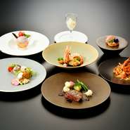 テラスレストランピアレ自慢の調理法「炭火焼き」で食材の旨味を閉じ込めたメインをお愉しみください。

●金～日・祝日の17:00～19:00(L.O.)
