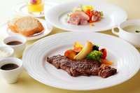 季節のアンティパスト
本日のおすすめのスープ
北海道産牛ロース肉のステーキ(120g)
デザート
パンかライス
コーヒー、紅茶