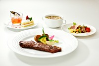 ●11:30~14:30(L.O.)
下記よりお選びいただけます
・北海道産牛ロース肉 おひとり様4,000円
・北海道産十勝ハーブ牛ロース肉 おひとり様5,000円
・北海道産宗谷黒牛ロース肉 おひとり様5,500円
※各 税・サ込