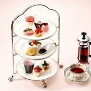 ●14:00～17:00(L.O.)　※前日までに要予約

色鮮やかなスイーツとセイボリーをご用意いたしました。

・スパークリングワイン1杯付き　おひとり様4,300円(税・サ込)