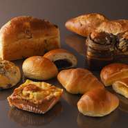 ●11:00～20:30
※月～木(祝日除く)は18:00まで

ホテルブレッドやバターロールなど毎日の食卓に欠かすことのできないアイテムを豊富に取り揃えております。

・チョコレートブレッド　700円
・ホテルブレッド　600円
・バタール　650円
・レーズンパン　550円
・キタアカリポテト　350円
・あんぱん　300円
・豆パン　250円
・ソフトカスタード　300円
・塩パン　250円
・バターロール　110円
※各 税込