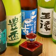 日本酒は定番に加え、しぼりたて、夏酒、秋はひやおろしなど、季節ごとに変わるラインナップが見逃せません。その他にあるのが、隠し酒。数量限定のものは、寝かしてから提供するこだわりようです。
