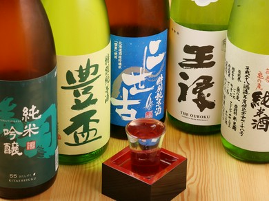 地酒・地焼酎が300種以上と圧倒される品揃え