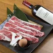 中火～弱火で軽く焼き、こだわりの新鮮卵で堪能する一品。お肉を焼いて食べるので、一般的なすき焼きとはひと味もふた味も違った美味しさが楽しめるうえ、ワインとの相性も抜群の料理です。