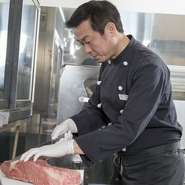 お客様のもとへ美味しいお肉を届けるまでに、たくさんの人の情熱と努力がそのお肉の中に込められています。生産者の熱い気持ちも一緒にお客様に提供できるよう毎日調理しています。