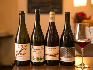 心と体に届く自然派ワインを常時50種類以上セレクト