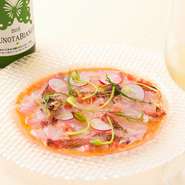 島根県の浜田港から直送される旬の鮮魚を使用し、シェフが魚の味や食感、その日の気候に合わせてソースを決める、まさにその日一期一会の味です。添えらえるハーブも、季節を感じる色と香りのアートです。