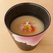 カニの内子、松茸など、旬食材の旨みを満喫『季節の茶碗蒸し』