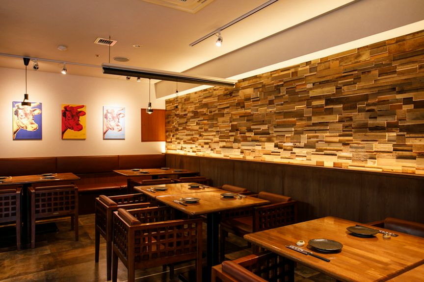 ゆっくりくつろげる雰囲気で食事を楽しむ