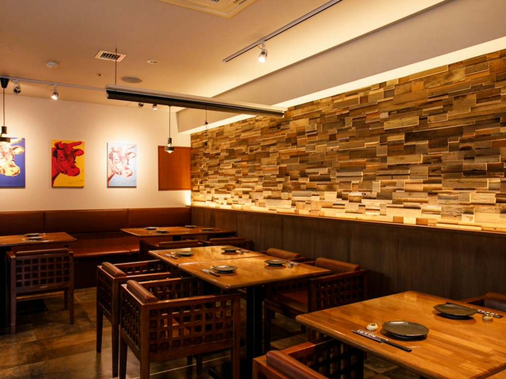 ゆっくりくつろげる雰囲気で食事を楽しむ