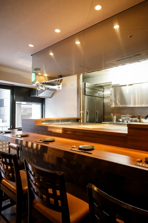 仕事帰りに軽く一杯。美味しい料理とお酒に舌鼓をうつ