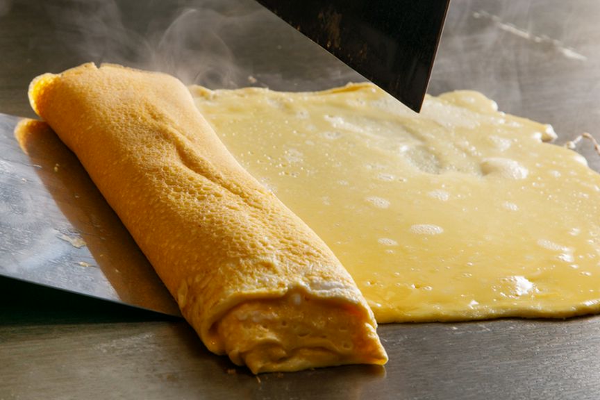 確かな技術で巻かれる『鉄板出し巻き卵』はもはや芸術品!