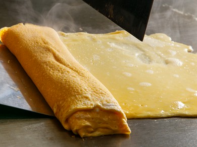 確かな技術で巻かれる『鉄板出し巻き卵』はもはや芸術品！