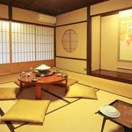 全席個室、完全予約制のお店【料亭　安田屋】。プライベートな空間でゆったりとお食事を満喫できます。2名様～60名様まで利用できるさまざまな広さのお部屋を用意し、多様な用途で活用することが可能です。