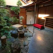 「かしこまりすぎない、アットホームなおもてなしを心がけています」とは料理人・安田氏の談。仲居さんや女将さんが、居心地のよい接客で場をなごませてくれます。くつろぎの空間でお食事を堪能してみては。