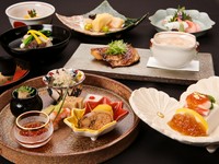 旬の食材を用いた『懐石料理』は、お皿の上で四季の移ろいを感じることができる逸品。季節の食材は料理人自らが毎朝市場に通い、目利きしたものだけを使用しています。