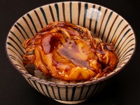 『みそ鍋』の締めに『卵のせご飯』はいかがでしょう。お鍋に残ったみそのだしに、卵を入れて半熟に。みその旨味を吸った卵をご飯の上に乗せたら、黄身を割ってお召し上がりください。舌も蕩けるおいしさです。