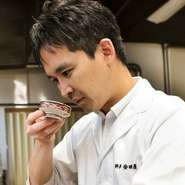 お店では柔らかく、かしこまり過ぎず、アットホームなおもてなしでお客様をお出迎えするようにしています。お客様1人ひとりに合わせた、柔軟な対応ができていれば嬉しいです。

