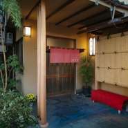 宴会やご家族での団らん、会食などさまざまなシーンでご利用頂けるお店です。全席個室の落ち着いた空間で、ゆったりとお食事をご満喫ください。バスの送迎も行っておりますので、お気軽にお問い合わせください。

