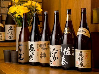日本酒ソムリエが全国から厳選した日本酒など、豊富なお酒が揃う
