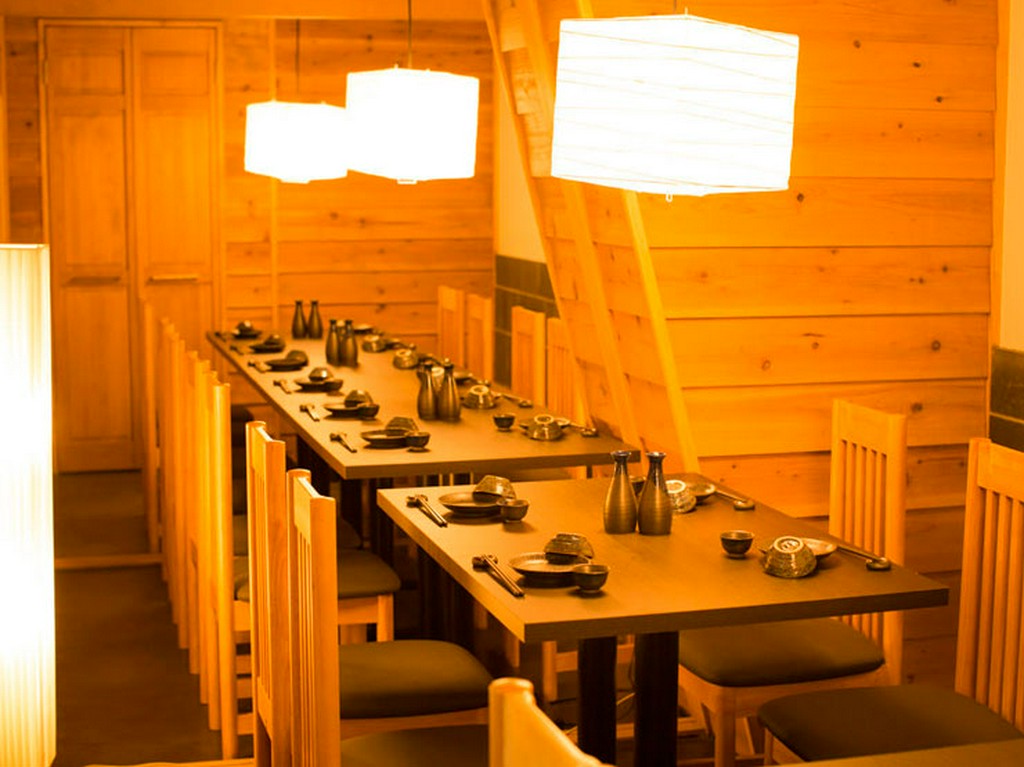 和風の店内に情緒溢れるテーブル席