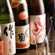 料理だけではなくお酒にもこだわる当店。特に自慢の鶏料理と相性の良い日本酒にこだわり、全国有数の蔵元から選りすぐった銘柄地酒を常時約50種類ご用意。