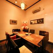 こちらの店では、プライベートなひとときをゆったりと過ごしてもらいたいと、個室を完備。特別な人の記念日や、大切なゲストをもてなしたいときなど、シーンに合わせて幅広く使えます。				