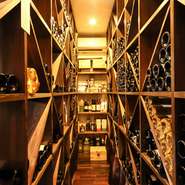 シェフがイタリアのトスカーナで修業していたことから、シチリアのフルーティーなものや、力強い風味のものなど、イタリア産のワインのみ約50種を常備。その日の気分に合わせて楽しめます。				