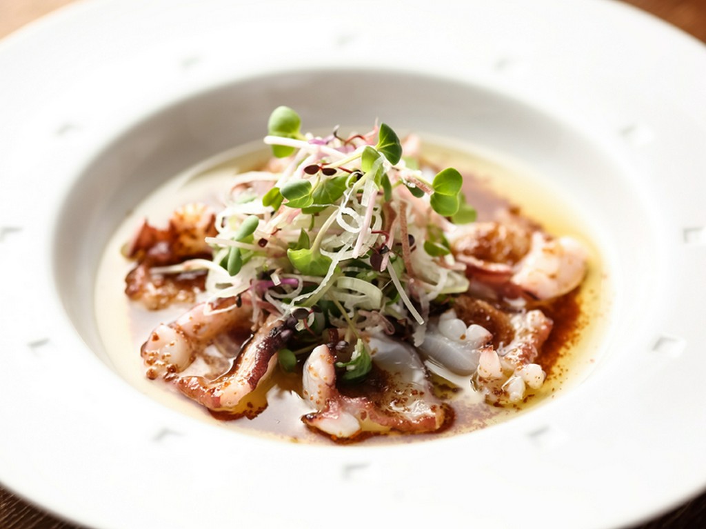 オープン当初からの人気メニュー『生タコのレア仕立て』