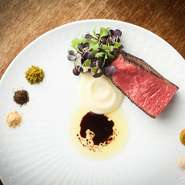 脂っこいのが苦手な方にも肉の旨さを堪能してもらおうと、脂の少ない「ラムシン」を使用し、低温でじっくり1時間ほどロースト。タリアータとは生野菜を添えた肉料理のことで、付け合わせはその時々で変わります。