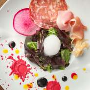 私はイタリアのレストランで修業を積んだほか、日本の和食店でも腕を磨きました。和食には素晴らしい食材がたくさんありますが、それをイタリアンに用いることで、料理の新たな可能性を追求しています。				