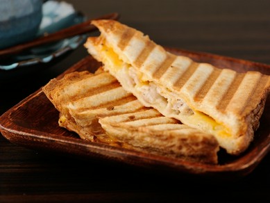 「神戸ポーク」とチーズ2種の甘味がマッチした『自家製ハムのクロックムッシュ＋ホットコーヒー』
