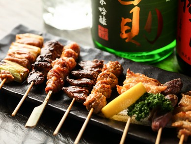 四国産「阿波どり」のジューシー串焼きと美酒に酔いしれる