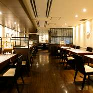 阪急池田駅の高架下にある、老舗の中国料理店。アットホームで落ち着いた雰囲気の中でゆったり食事を楽しめます。11:00～通し営業しているので、いつでも気軽に訪れることができる、地域になじんだ一軒です。
