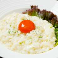 1967年創業当初からロングセラーの伝統料理。卵白の炒めものの上に卵黄がのせてあり、ゲストの目の前で半熟に仕上げてくれます。ふわふわに仕上げた新食感がたまりません。
