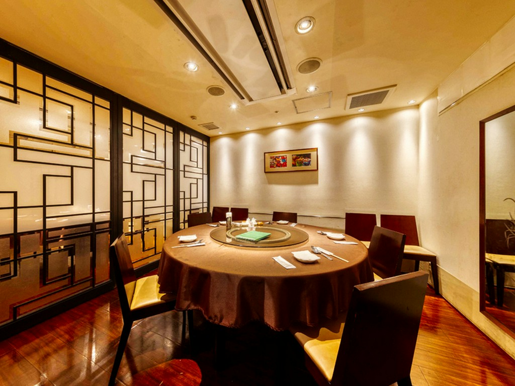 円卓が置かれた半個室で、ゆったりと