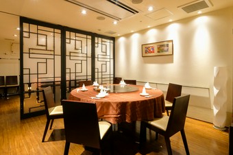 円卓を囲んでゆったり過ごす。個室で和みの宴会を愉しめる