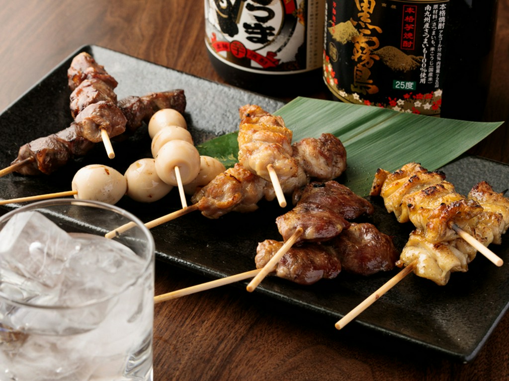 炭火で香ばしく、ジューシーに焼き上げた『焼鳥各種』