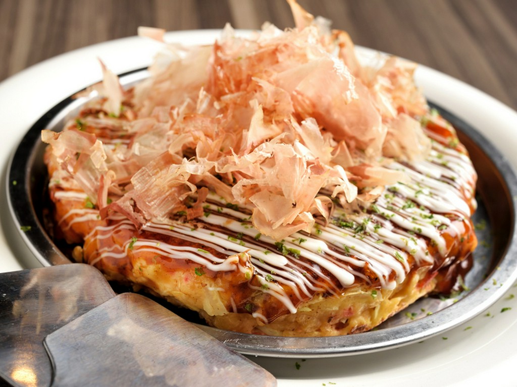 きめ細やかな泡が、独特な食感を生みだす『メレンゲふわふわ鉄神のお好み焼き（豚玉）』