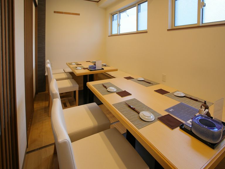 お店を丸ごと貸切にもでき、最大18人までの宴会が可能