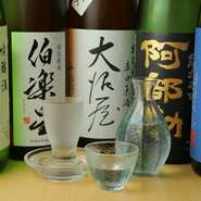 ネタに職人技が施されており、醤油なしでも食べられる江戸前に近い鮨で、つまみやすいサイズ感。そんな鮨に合う日本酒が県内はもとより、日本各地から取り揃えられています。