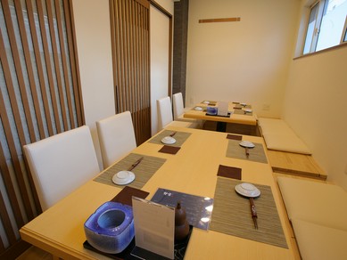 木がふんだんに使われた、居心地の良い個室空間