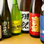 宮城の地酒を中心に据えつつも、『獺祭』や『豊盃』など全国各地の銘酒も仕入れています。一本なくなればまた一本と新しい日本酒を追加していき、常に季節をなぞるように新しいお酒を仕入れています。
