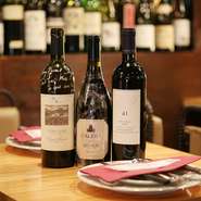 店内では、お客様の好みに合わせて楽しめるように幅広くドリンクを取り揃えています。特にワインは、肉料理に合うものにポイントを置き質の高いイタリアワインなどを堪能することができます。