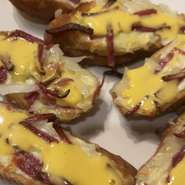 こおばしい香りと、とろけたチーズ、焼けたオニオンと酸味の効いた卵のソースが相性バッチリな一品です^_^