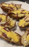 こおばしい香りと、とろけたチーズ、焼けたオニオンと酸味の効いた卵のソースが相性バッチリな一品です^_^